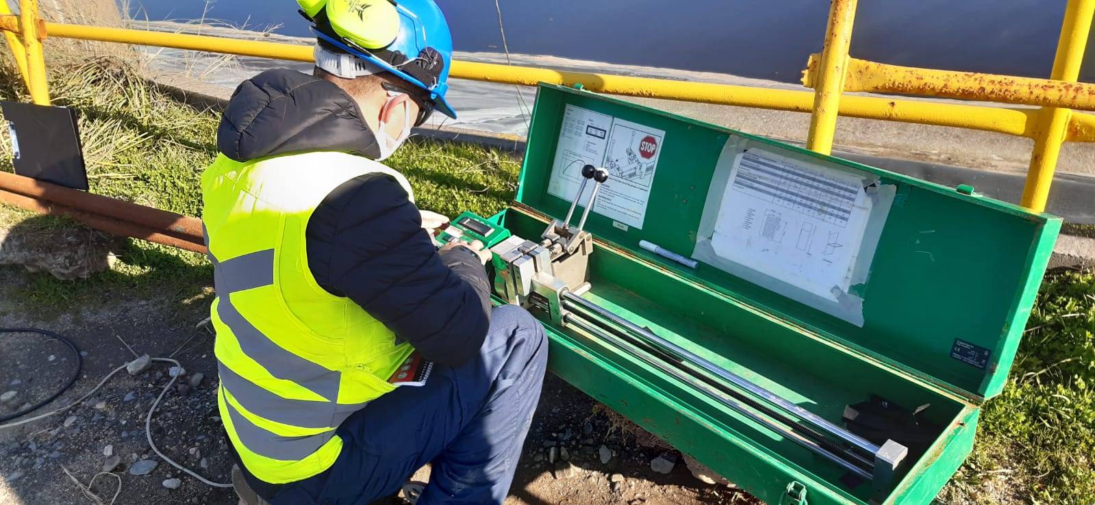 Técnico operando equipo de termofusión HDPE en terreno