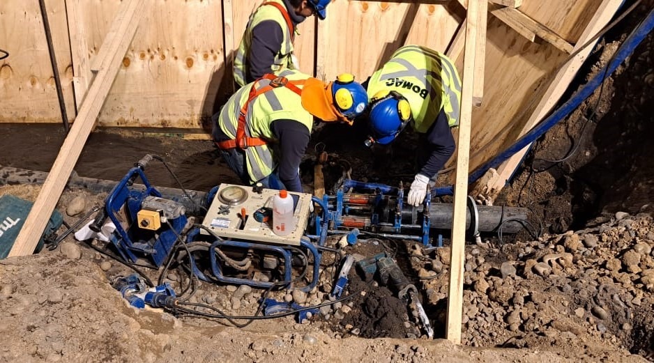 Equipo de BOMAC trabajando con maquinaria para tuberías termoplásticas en terreno
